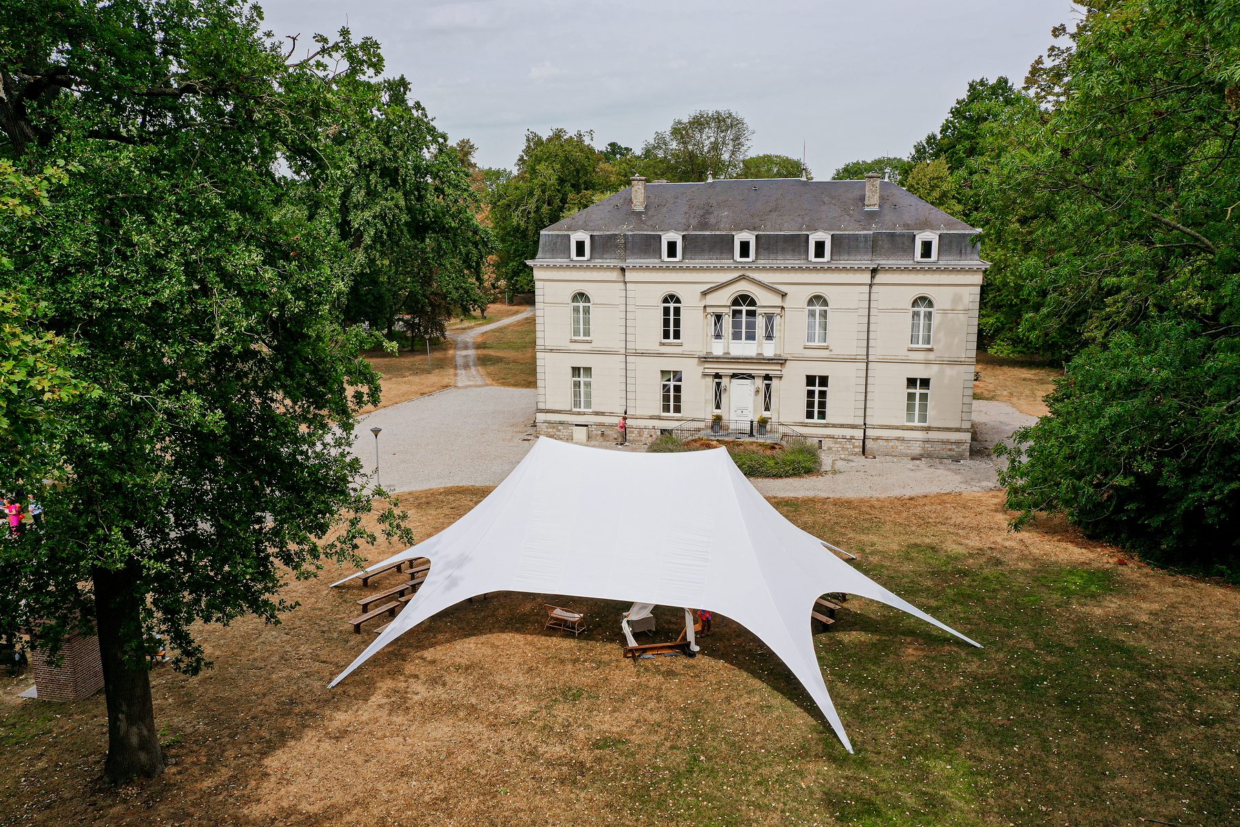 Vue aérienne du Château du Béron et du chapiteau installé dans le parc