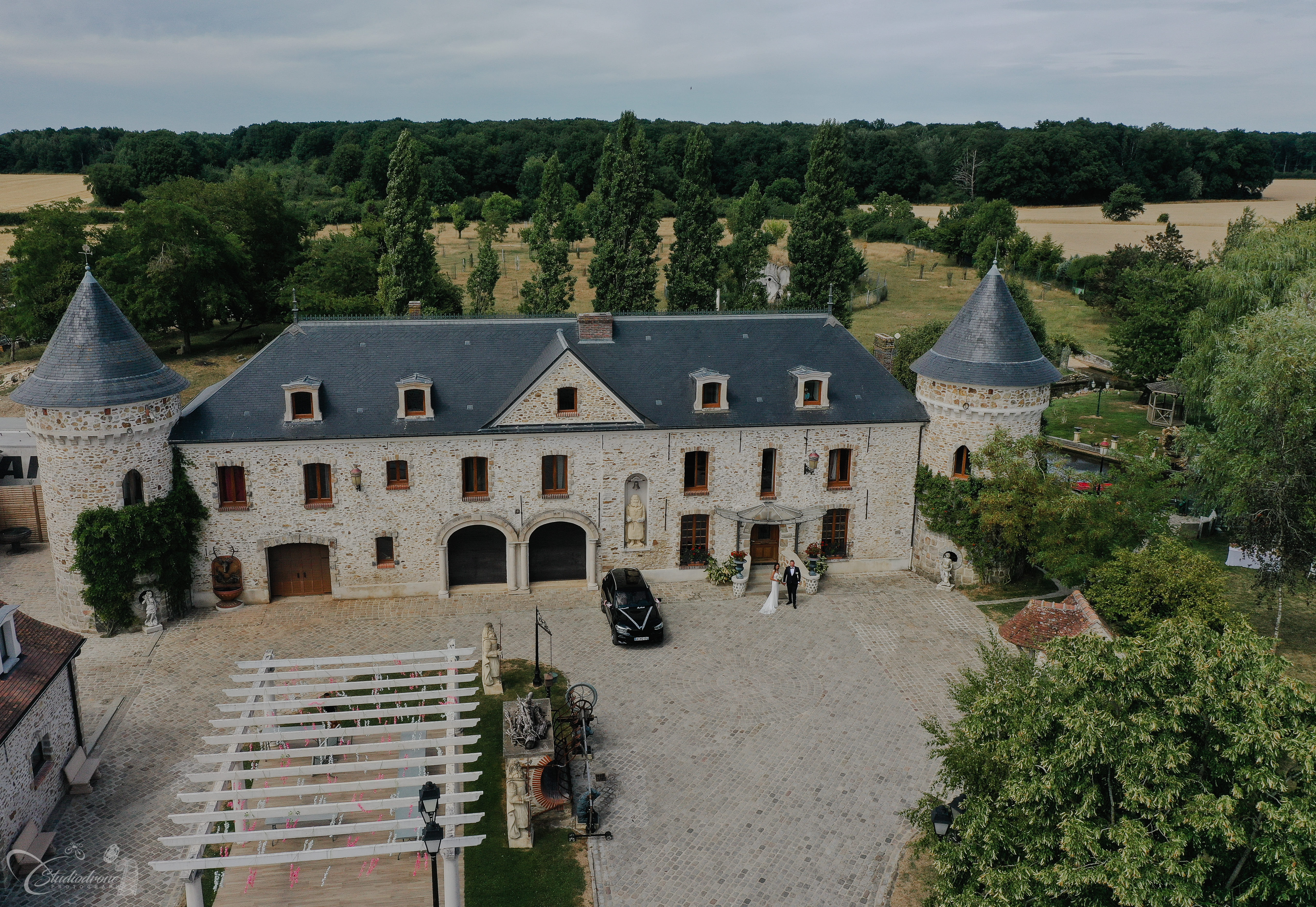 Vue au drone des mariés sur les pavés du Château du Bois Eluis à Dagny