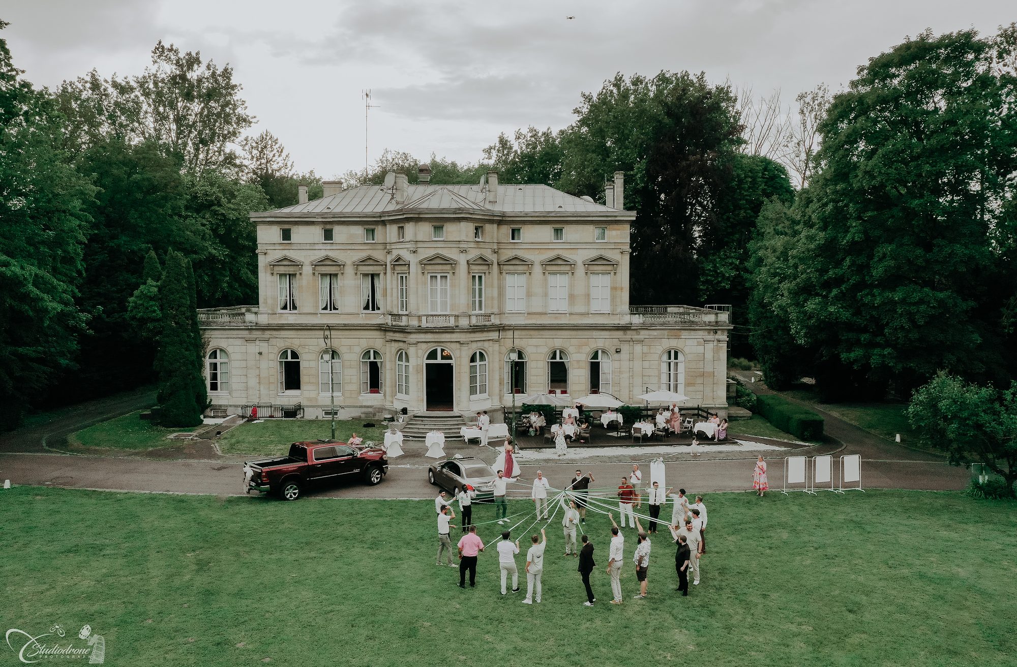 Vue aérienne de la danse des rubans devant le Château de la Motte Fénelon à Cambrai