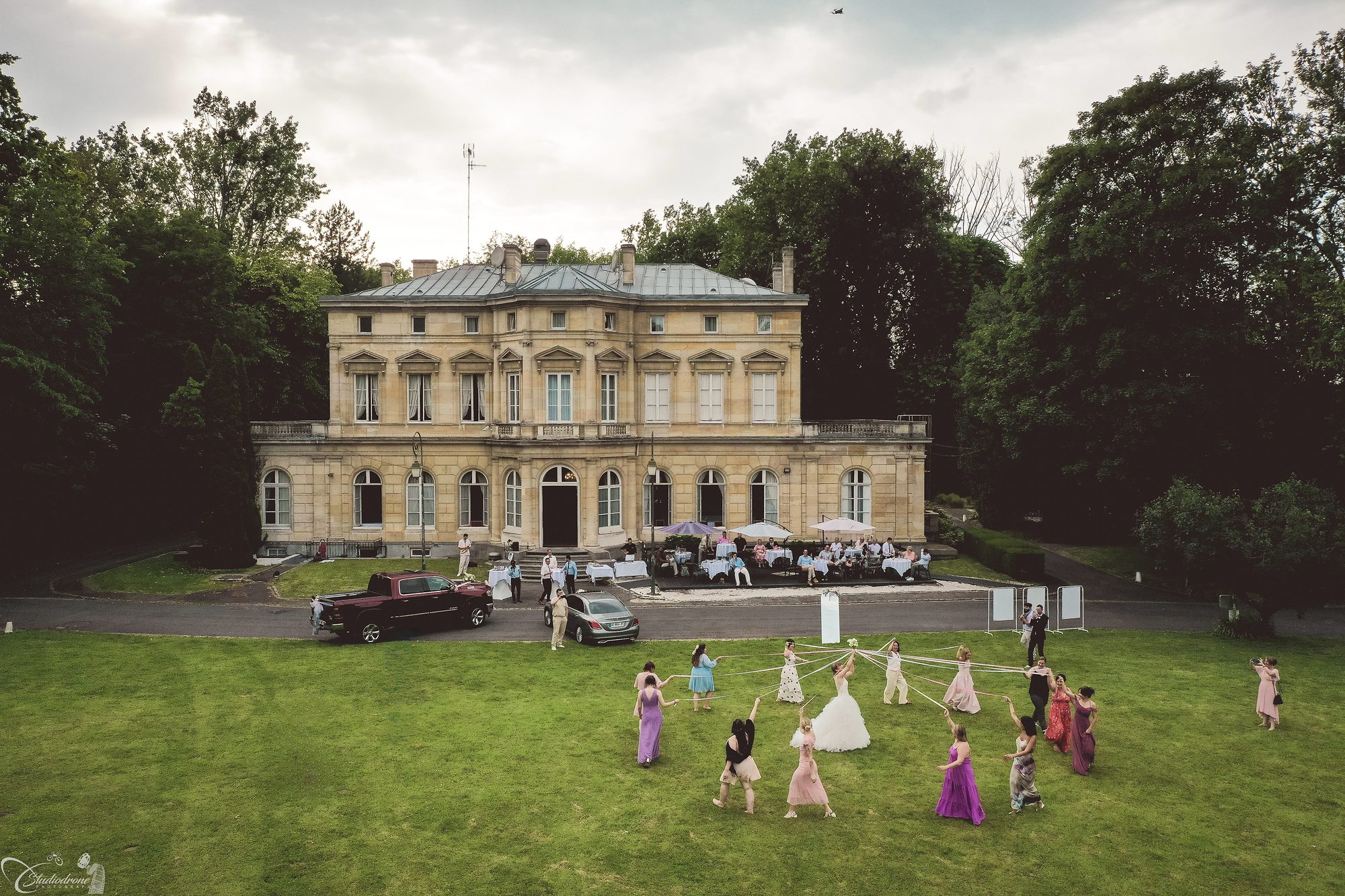 La danse des rubans côté mariée, dans le parc du château
