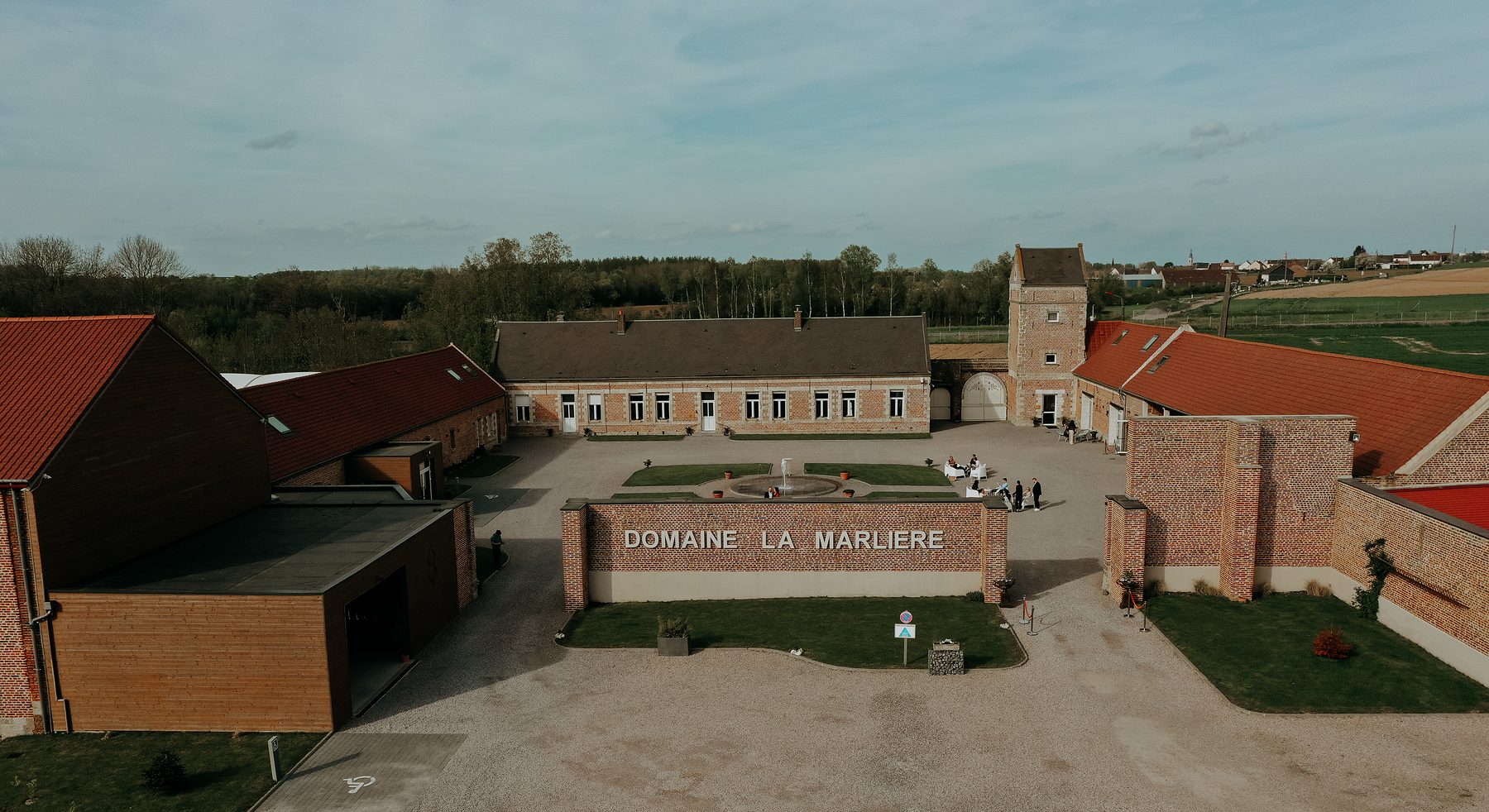 Vue aérienne de la cour et des bâtiments du Domaine la Marlière à Proville