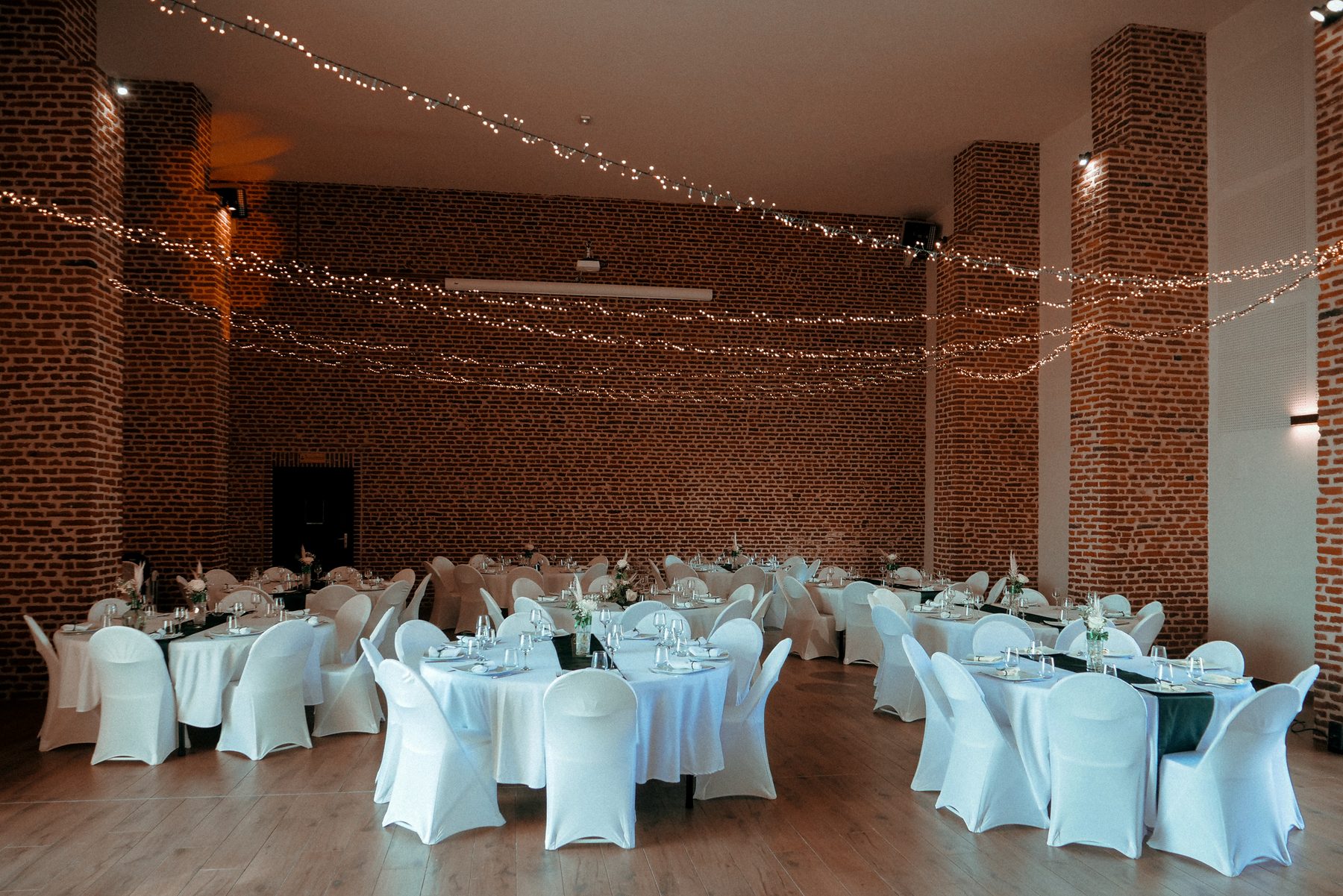 Salle de réception dressée pour le dîner