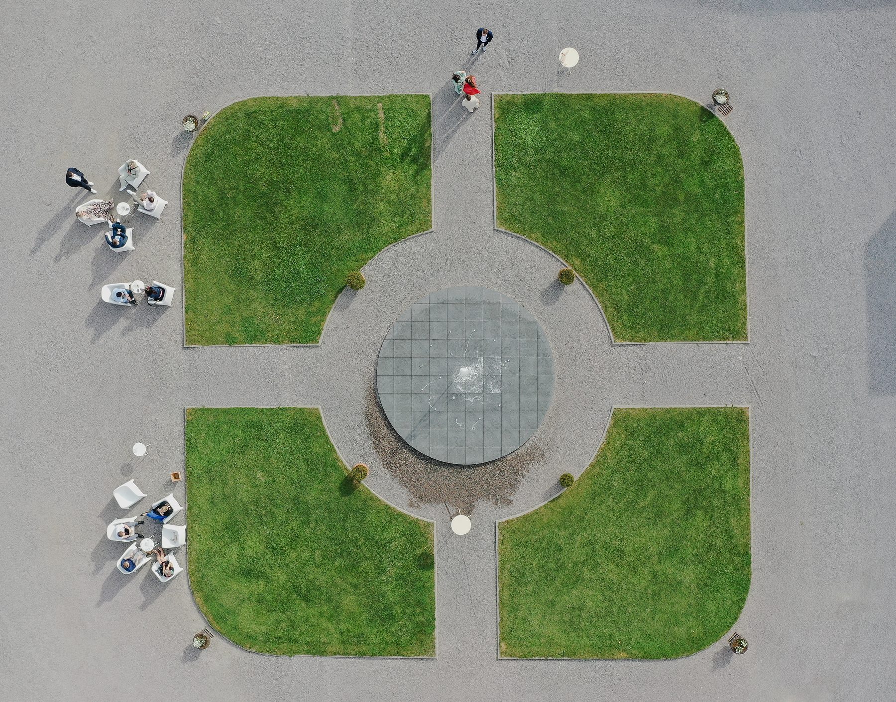 La cour à fontaine du domaine vue à la verticale du drone