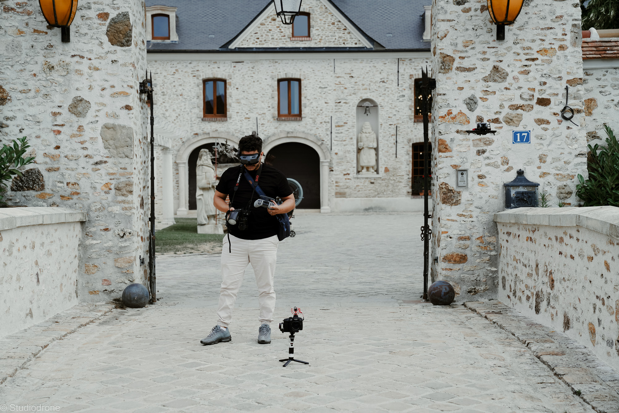 Bilal, photographe et vidéaste de Studiodrone, en tournage
